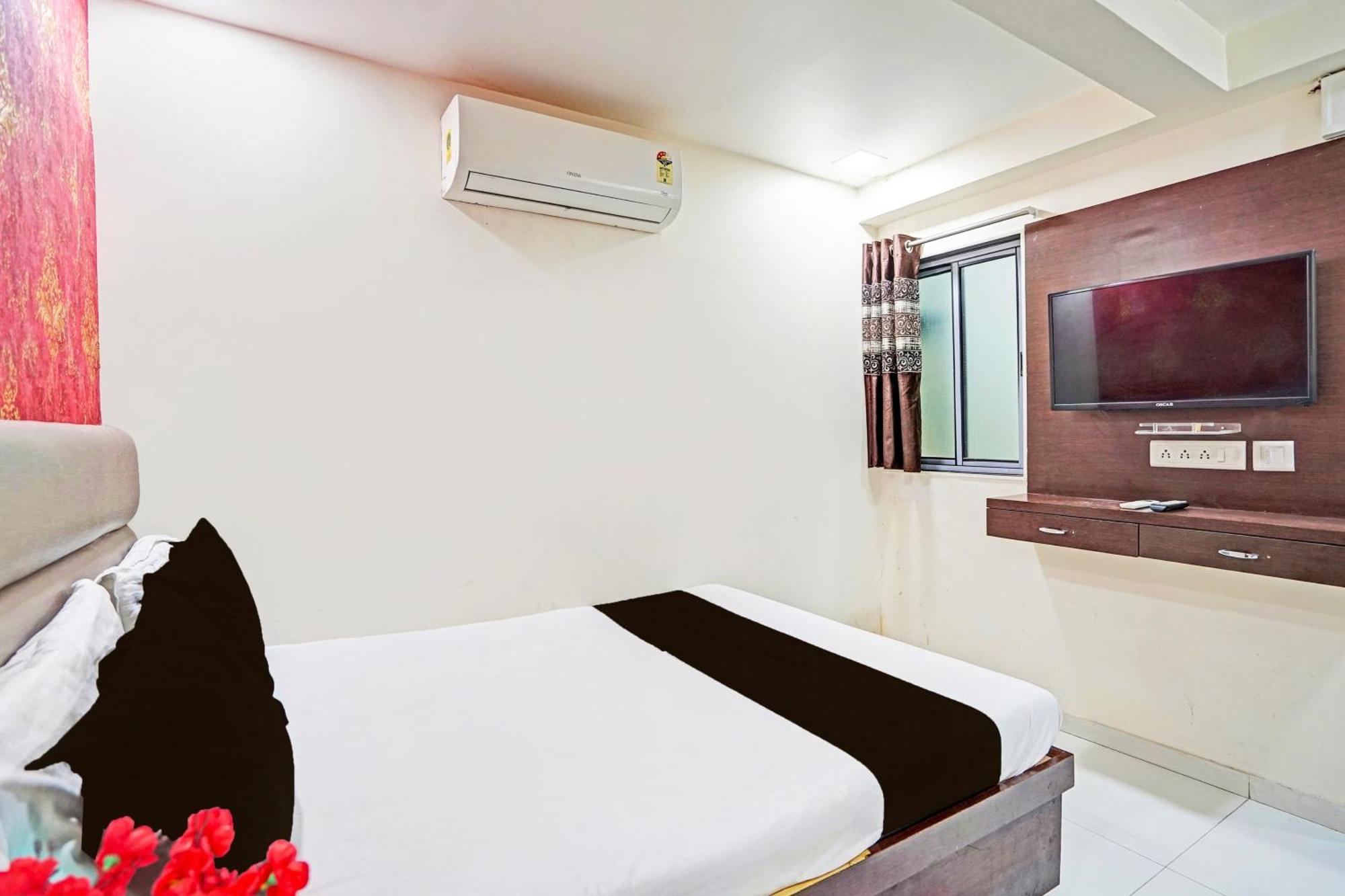 Hotel O S. G. Highway Formerly I Land Park อาเมดาบัด ภายนอก รูปภาพ