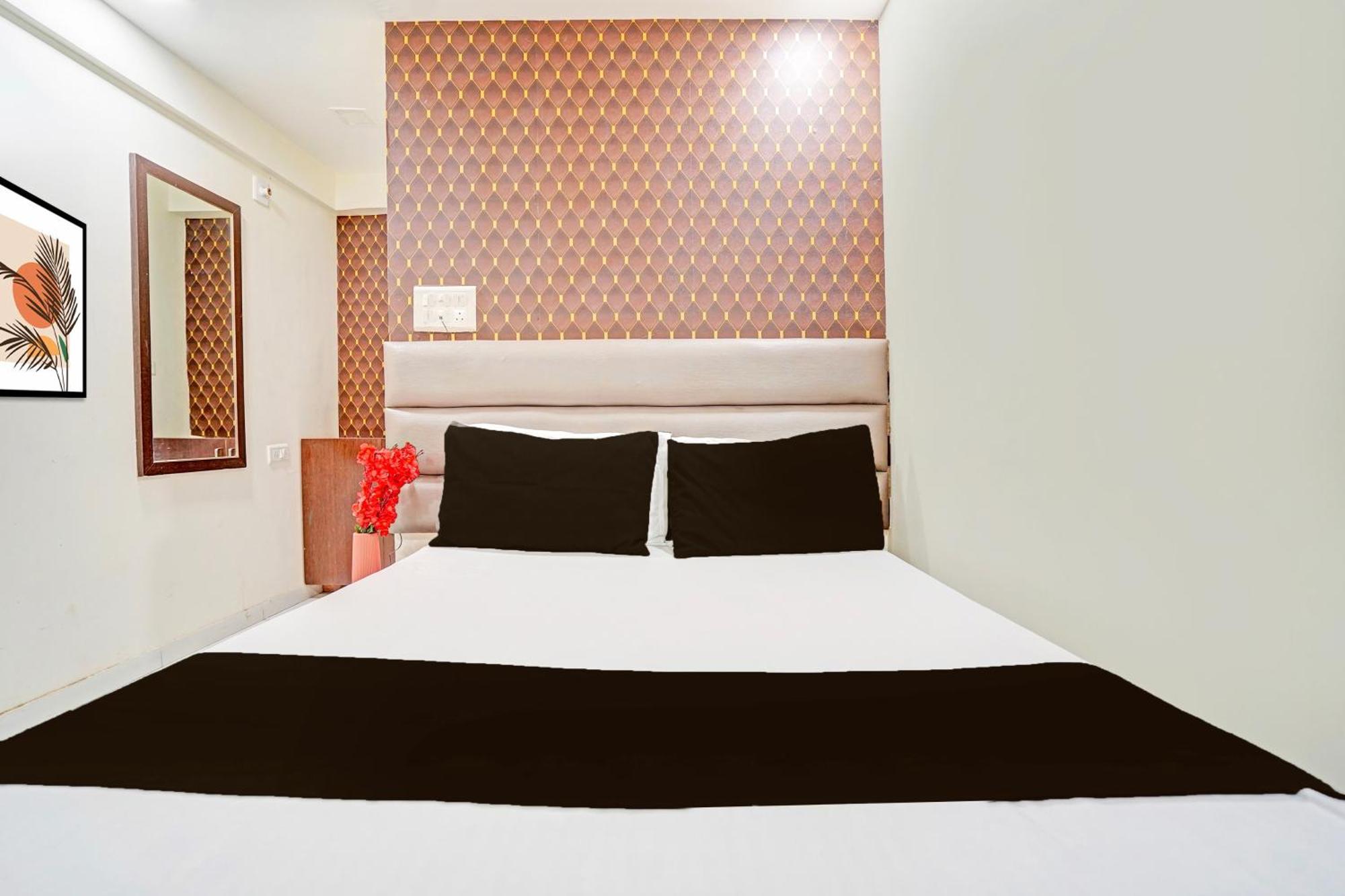 Hotel O S. G. Highway Formerly I Land Park อาเมดาบัด ภายนอก รูปภาพ