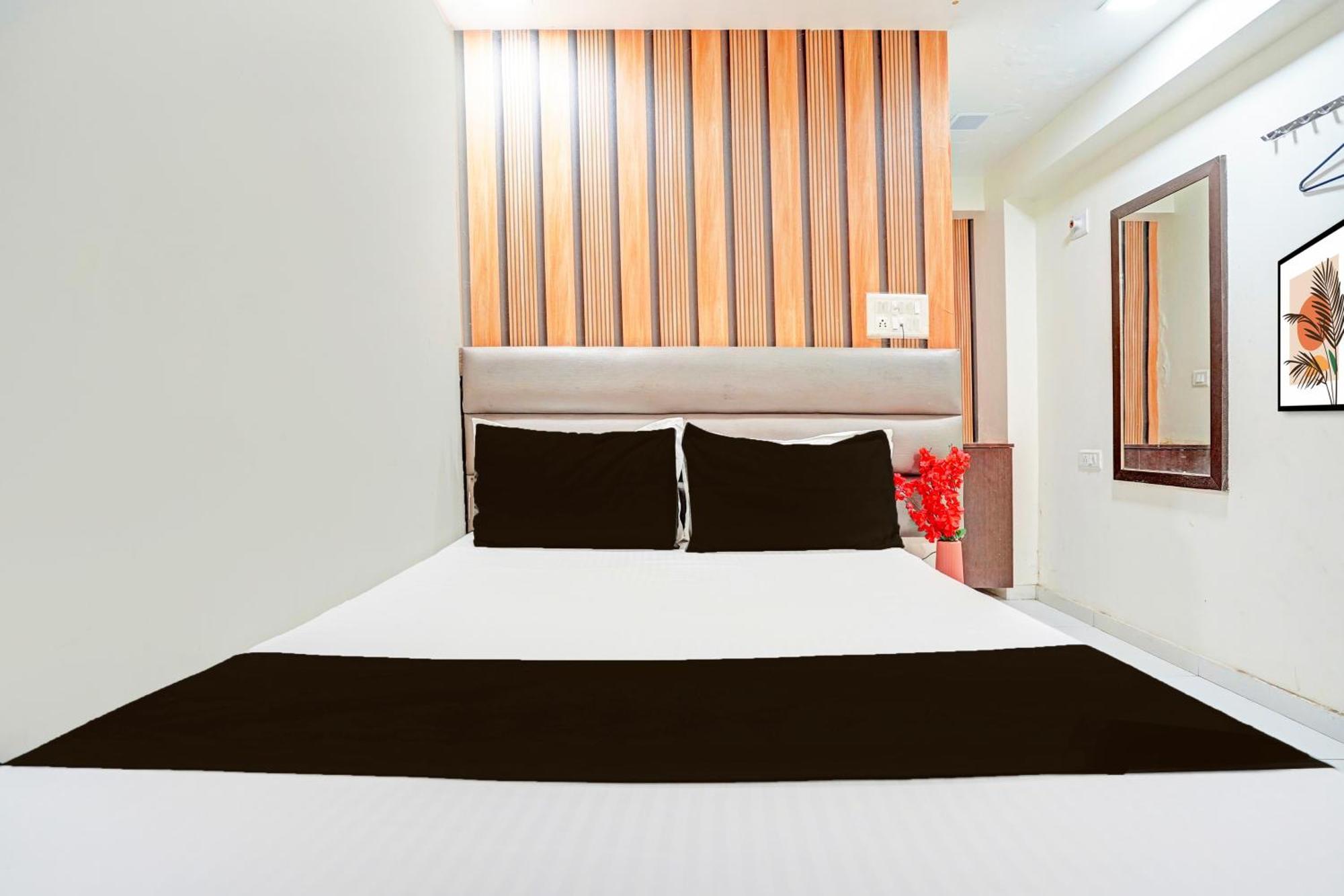 Hotel O S. G. Highway Formerly I Land Park อาเมดาบัด ภายนอก รูปภาพ