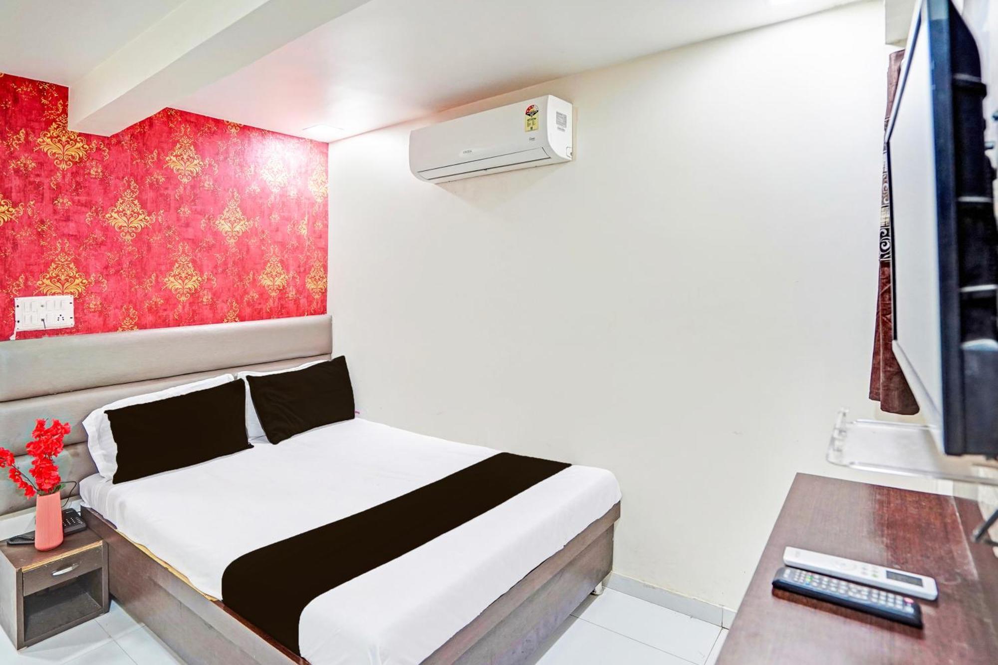 Hotel O S. G. Highway Formerly I Land Park อาเมดาบัด ภายนอก รูปภาพ