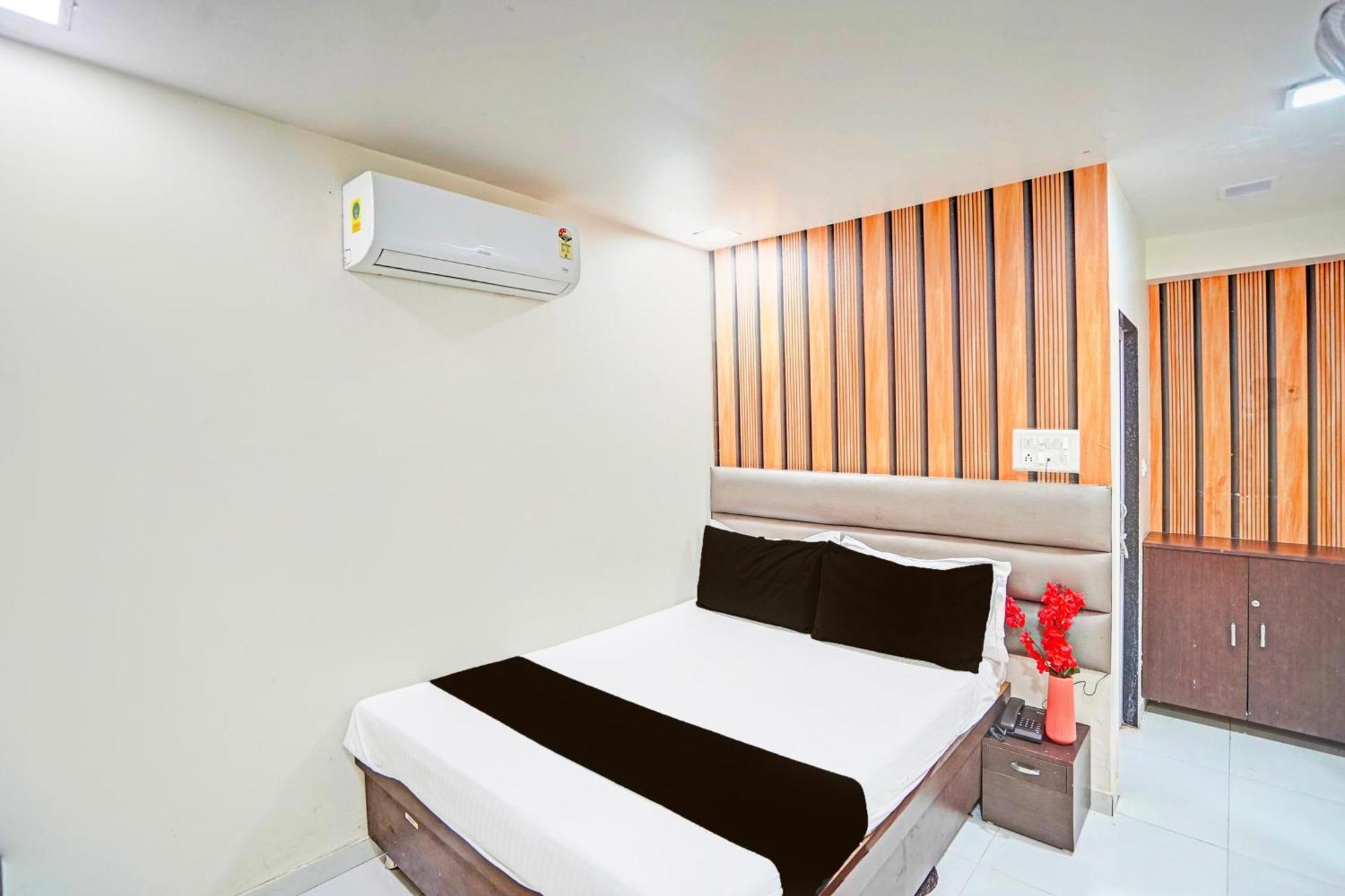 Hotel O S. G. Highway Formerly I Land Park อาเมดาบัด ภายนอก รูปภาพ